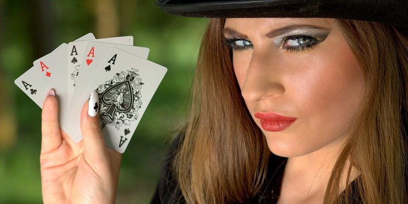 Mergina laiko kortas savo rankose - pokerio taktikos